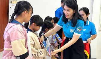 Trao 50 suất học bổng cho học sinh có hoàn cảnh khó khăn tại Ô Lâm