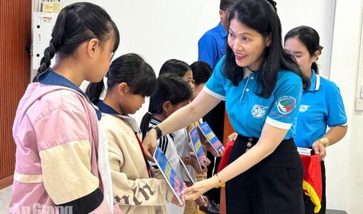 Trao 50 suất học bổng cho học sinh có hoàn cảnh khó khăn tại Ô Lâm