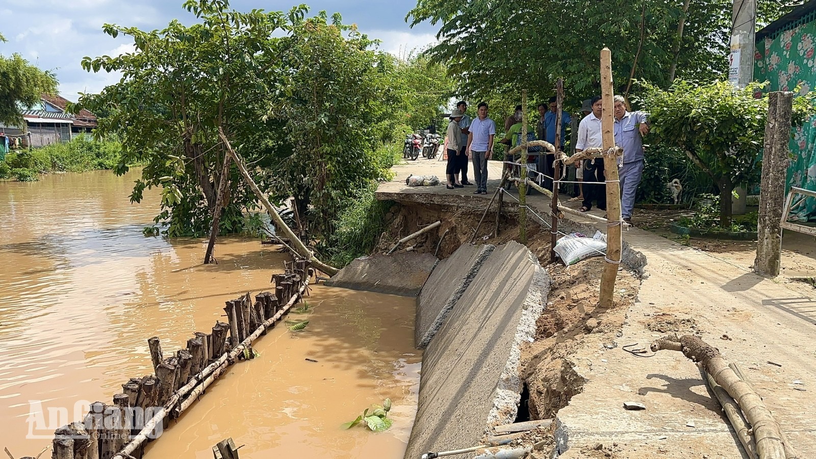 Hội An: Sạt lở nghiêm trọng, ảnh hưởng việc đi lại của người dân