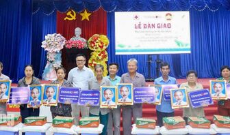 Trao 30 căn nhà tình thương cho người dân xã Cần Đăng