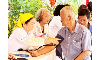 Người dân Ô Lâm được khám bệnh, cấp thuốc miễn phí