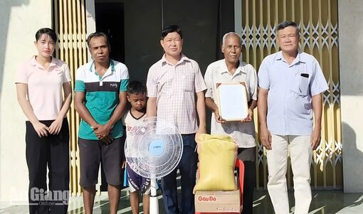 Trao Mái ấm nông dân tại xã An Cư
