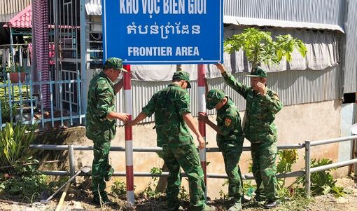 Gian nan những ngày cắm biển báo nơi biên giới