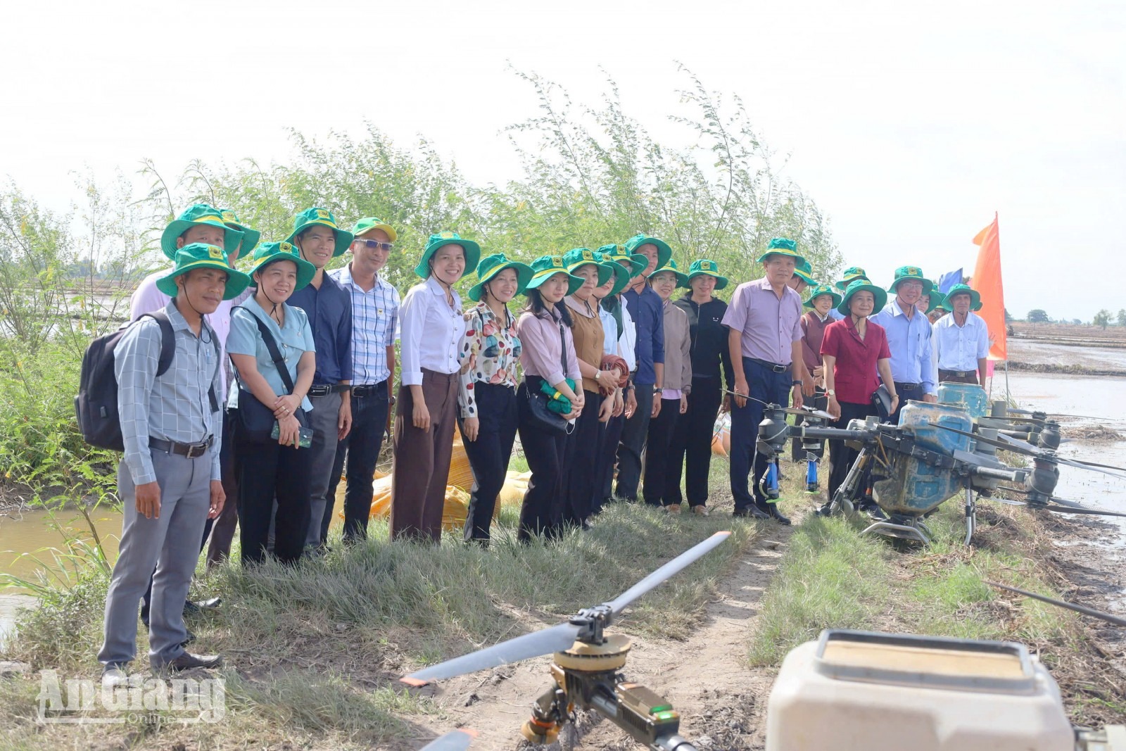 Châu Phú đưa drone vào gieo sạ lúa vụ thu đông