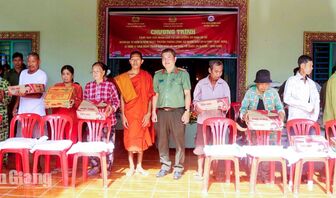 Trao 200 phần quà tại phường Tịnh Biên