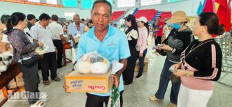 Trao 300 phần quà cho người dân xã Tri Tôn