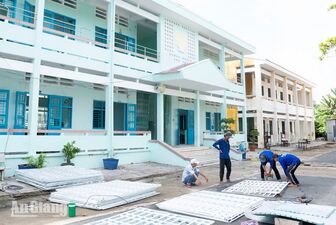 Cần Đăng chuẩn bị năm học mới từ trường lớp đến học sinh khó khăn