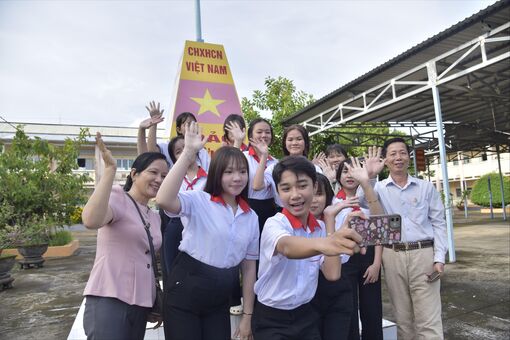 Học sinh An Giang tựu trường: Lớp 1 bỡ ngỡ, lớp 9 tăng tốc