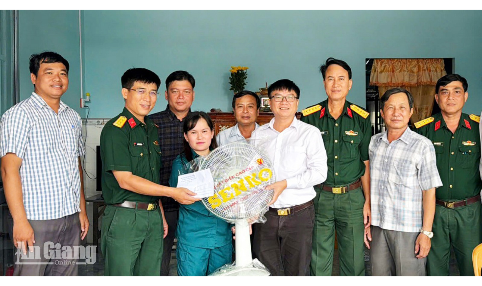 Cô Tô trao 2 nhà Đại đoàn kết cho hộ khó khăn