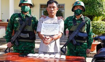 Bắt người vận chuyển gần 700g tinh thể nghi là ma túy qua biên giới