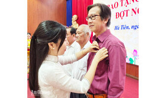 Hà Tiên trao Huy hiệu Đảng cho 72 đảng viên