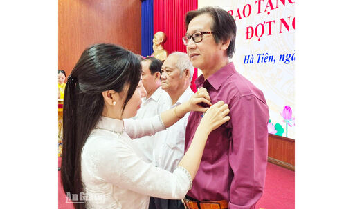 Hà Tiên trao Huy hiệu Đảng cho 72 đảng viên