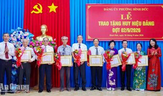Bình Đức trao tặng Huy hiệu Đảng cho 257 đảng viên