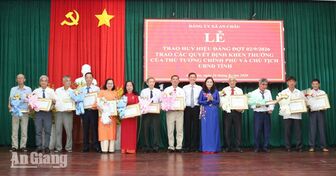 An Châu trao Huy hiệu Đảng cho 74 đảng viên