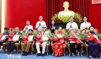 Lãnh đạo Đảng, Nhà nước trao tặng Huy hiệu 80 năm tuổi Đảng cho các đảng viên lão thành