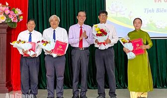Tịnh Biên tổ chức lại chi bộ tại 4 trường học sau sáp nhập