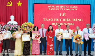 Thoại Sơn trao tặng, truy tặng Huy hiệu Đảng cho 92 đảng viên