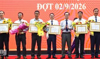57 đảng viên Đảng bộ UBND tỉnh An Giang nhận Huy hiệu Đảng