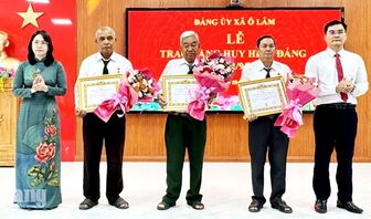 Xã Ô Lâm trao Huy hiệu Đảng đợt 2/9