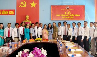Xã Vĩnh Gia trao Huy hiệu Đảng đợt 2/9