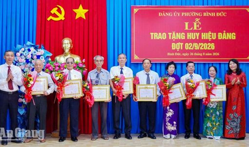 Bình Đức trao tặng Huy hiệu Đảng cho 257 đảng viên