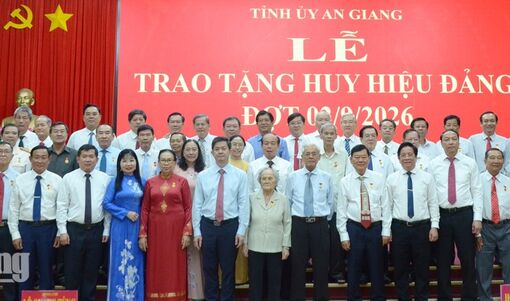 5.107 đảng viên An Giang nhận Huy hiệu Đảng dịp 2-9