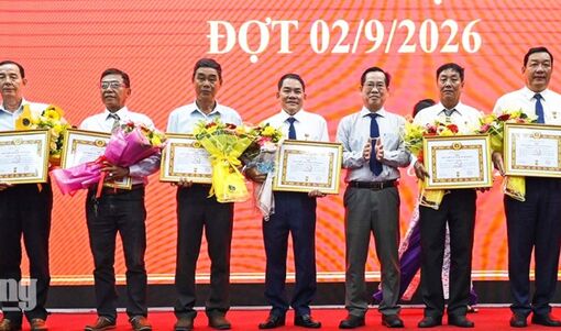 57 đảng viên Đảng bộ UBND tỉnh An Giang nhận Huy hiệu Đảng