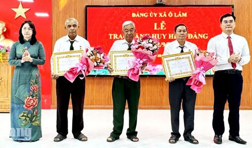 Xã Ô Lâm trao Huy hiệu Đảng đợt 2/9
