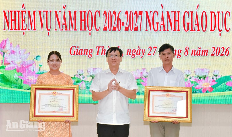 Hai cá nhân ở Giang Thành nhận Bằng khen của Thủ tướng