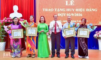 Châu Đốc trao Huy hiệu Đảng cho 193 đảng viên