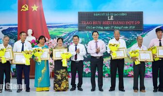 Cù Lao Giêng trao Huy hiệu Đảng cho 32 đảng viên