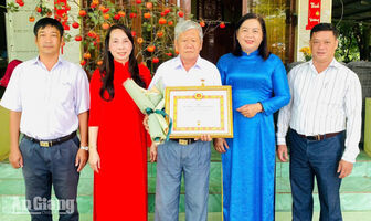 Xã Định Mỹ và Vĩnh Trạch trao Huy hiệu Đảng cho 41 đảng viên