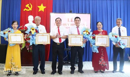 20 đảng viên xã Cần Đăng được trao tặng Huy hiệu Đảng