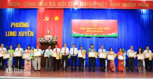 468 đảng viên thuộc Đảng bộ phường Long Xuyên nhận Huy hiệu Đảng