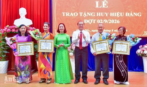 Châu Đốc trao Huy hiệu Đảng cho 193 đảng viên