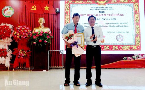 Khánh Bình trao Huy hiệu Đảng cho 16 đảng viên