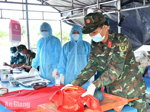 Lấy mẫu ADN 643 mộ liệt sĩ chưa xác định thông tin tại Hòn Đất