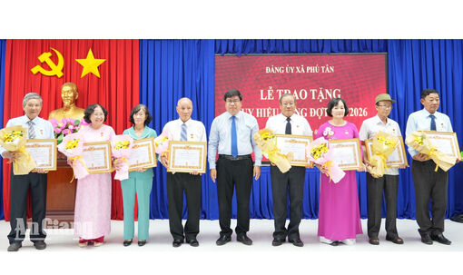 Phú Tân trao Huy hiệu Đảng cho 103 đảng viên