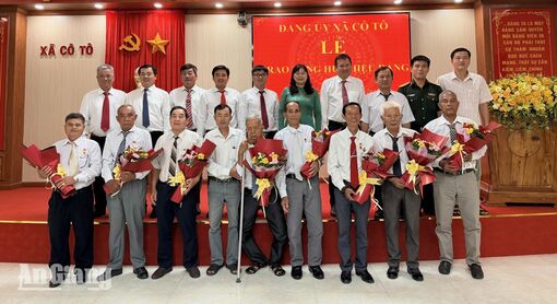 8 đảng viên của Đảng bộ xã Cô Tô nhận Huy hiệu Đảng