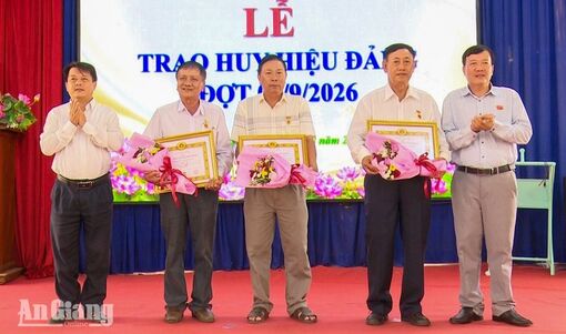Xã Nhơn Mỹ trao Huy hiệu Đảng cho 45 đảng viên