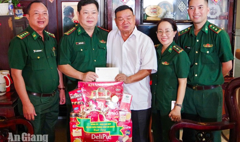 Bộ đội Biên phòng An Giang tặng 5 phần quà cho gia đình chính sách ở Rạch Giá