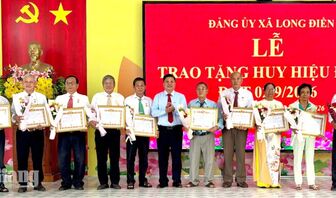 58 đảng viên xã Long Điền nhận Huy hiệu Đảng