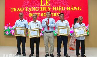 An Minh tặng Huy hiệu Đảng cho 39 đảng viên