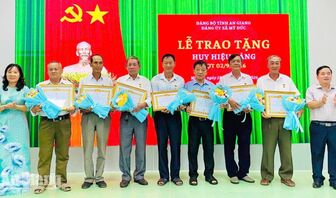 Bình Mỹ và Mỹ Đức trao Huy hiệu Đảng cho 52 đảng viên