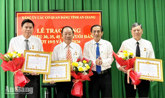 Đảng ủy Các cơ quan Đảng tỉnh An Giang trao Huy hiệu Đảng cho đảng viên