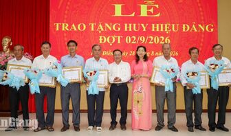 Hòa Điền trao 10 Huy hiệu Đảng cho 9 đảng viên