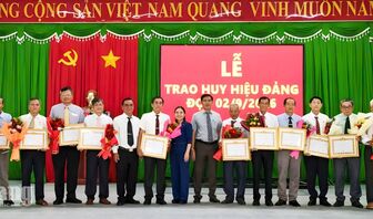Chi Lăng trao Huy hiệu Đảng cho 53 đảng viên