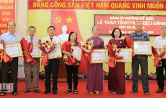 Mỹ Thới trao Huy hiệu Đảng cho 79 đảng viên, kiện toàn 5 chi bộ trường học