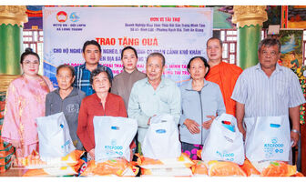 Long Thạnh trao 300 suất quà cho hộ khó khăn