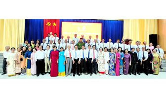 Tri Tôn trao Huy hiệu Đảng cho 141 đảng viên